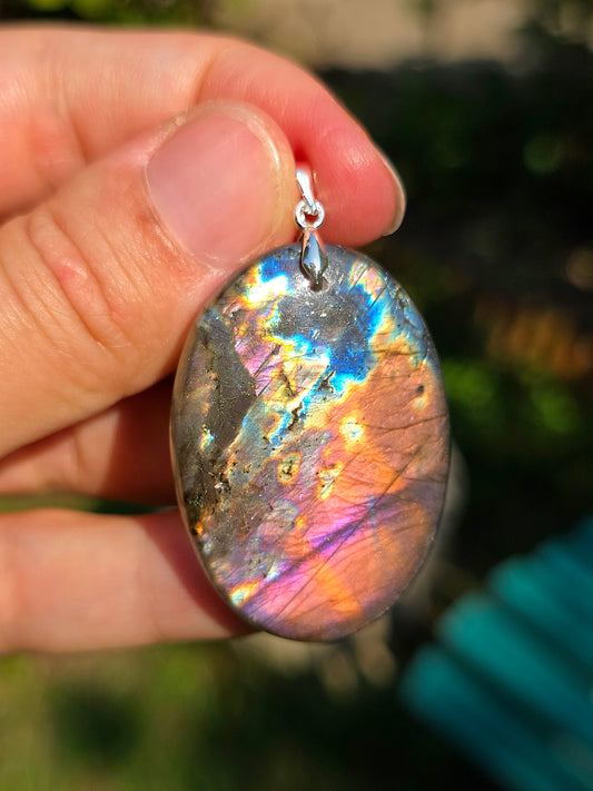 Sublime pendentif en Labradorite dite de type Spectrolite