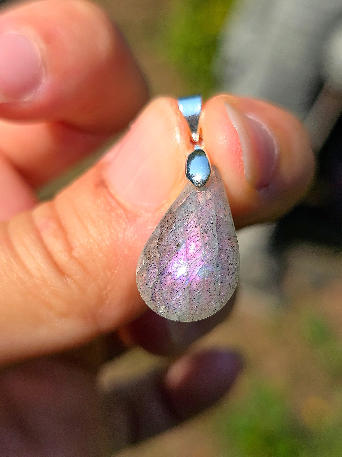 Petit pendentif Labradorite grise et violette
