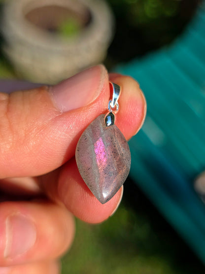 Petit pendentif Labradorite violette et grise