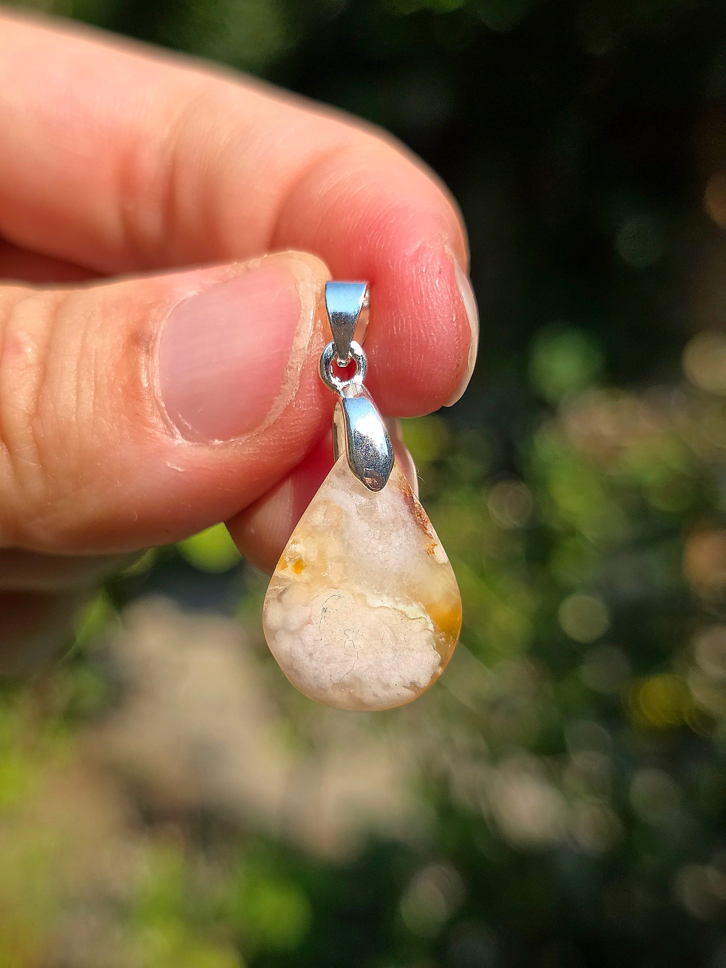Petit pendentif en Agate fleurs de cerisier