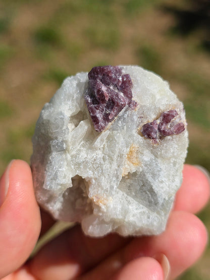 Spinelle violet brute sur sa gangue de Calcite blanche