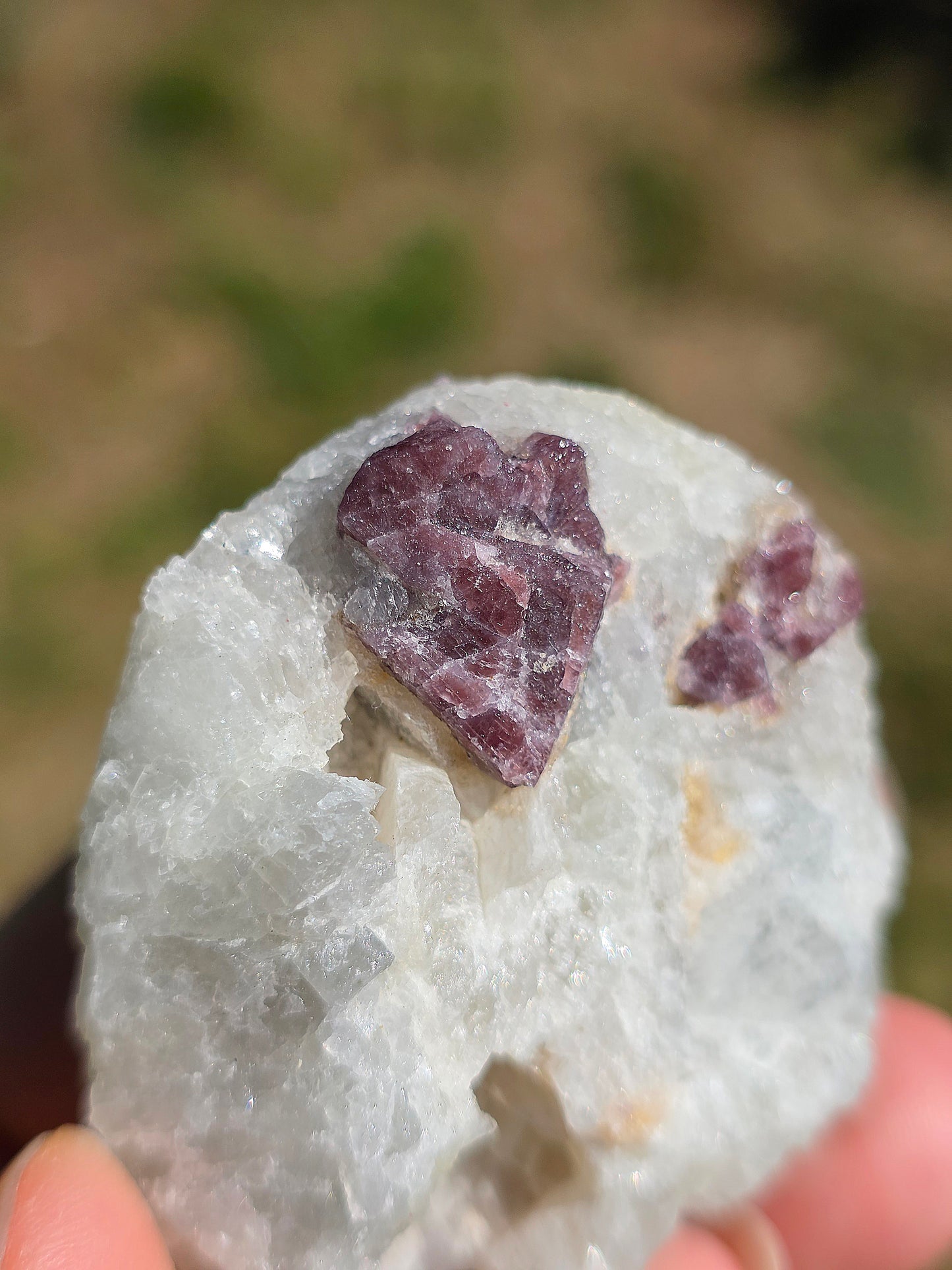 Spinelle violet brute sur sa gangue de Calcite blanche