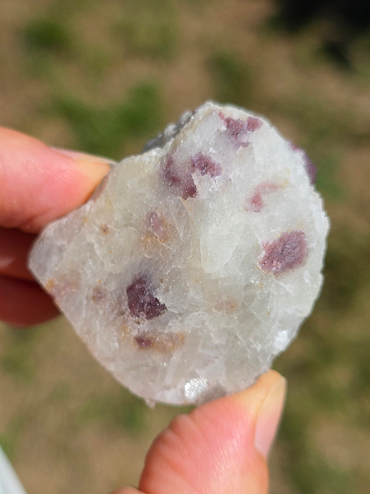 Spinelle violet brute sur sa gangue de Calcite blanche