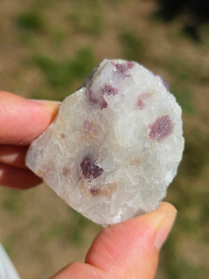 Spinelle violet brute sur sa gangue de Calcite blanche