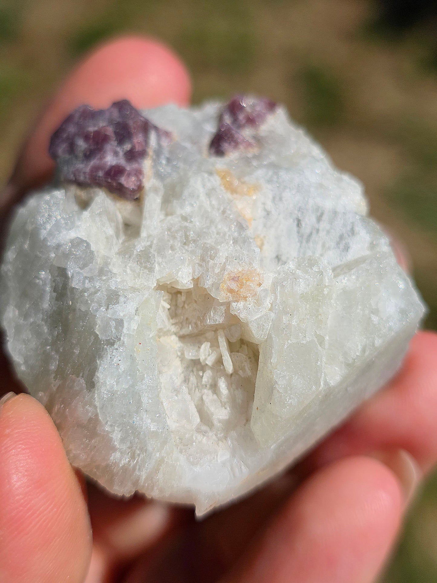 Spinelle violet brute sur sa gangue de Calcite blanche