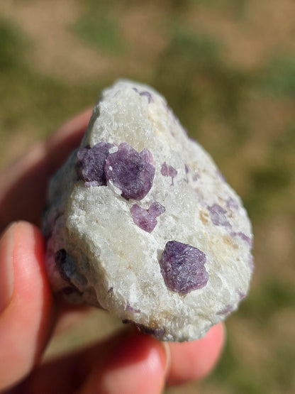 Spinelle violet brute sur sa gangue de Calcite blanche