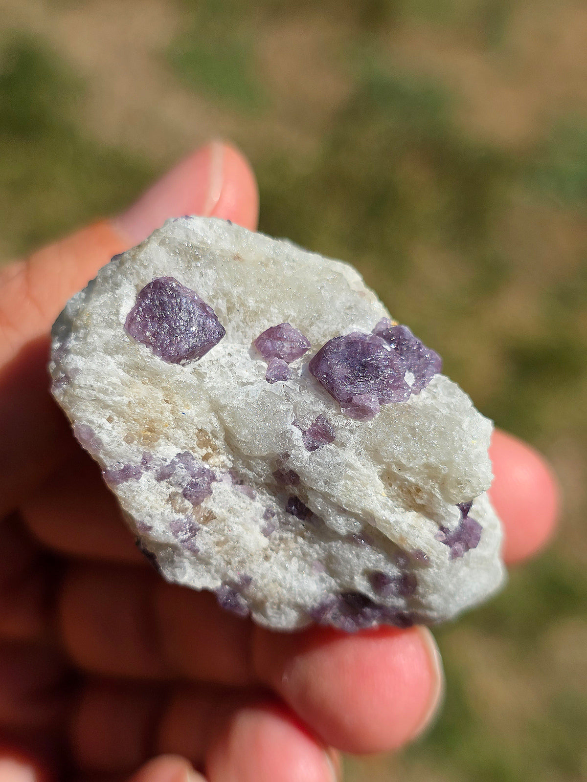 Spinelle violet brute sur sa gangue de Calcite blanche