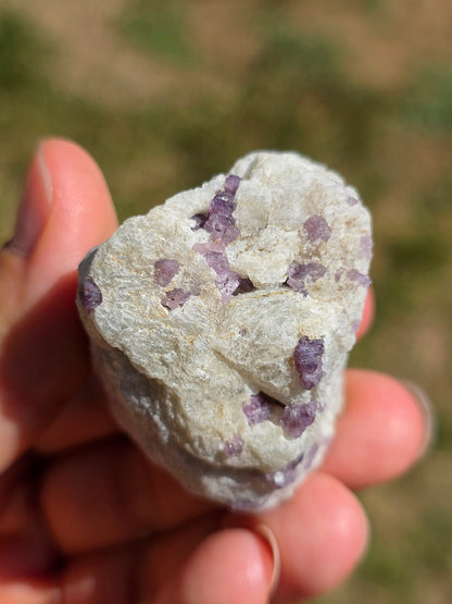 Spinelle violet brute sur sa gangue de Calcite blanche