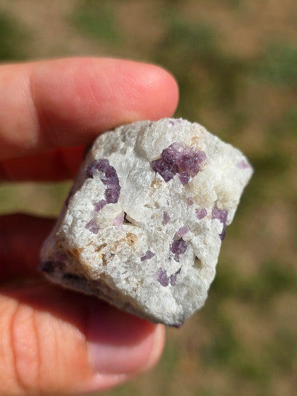 Spinelle violet brute sur sa gangue de Calcite blanche
