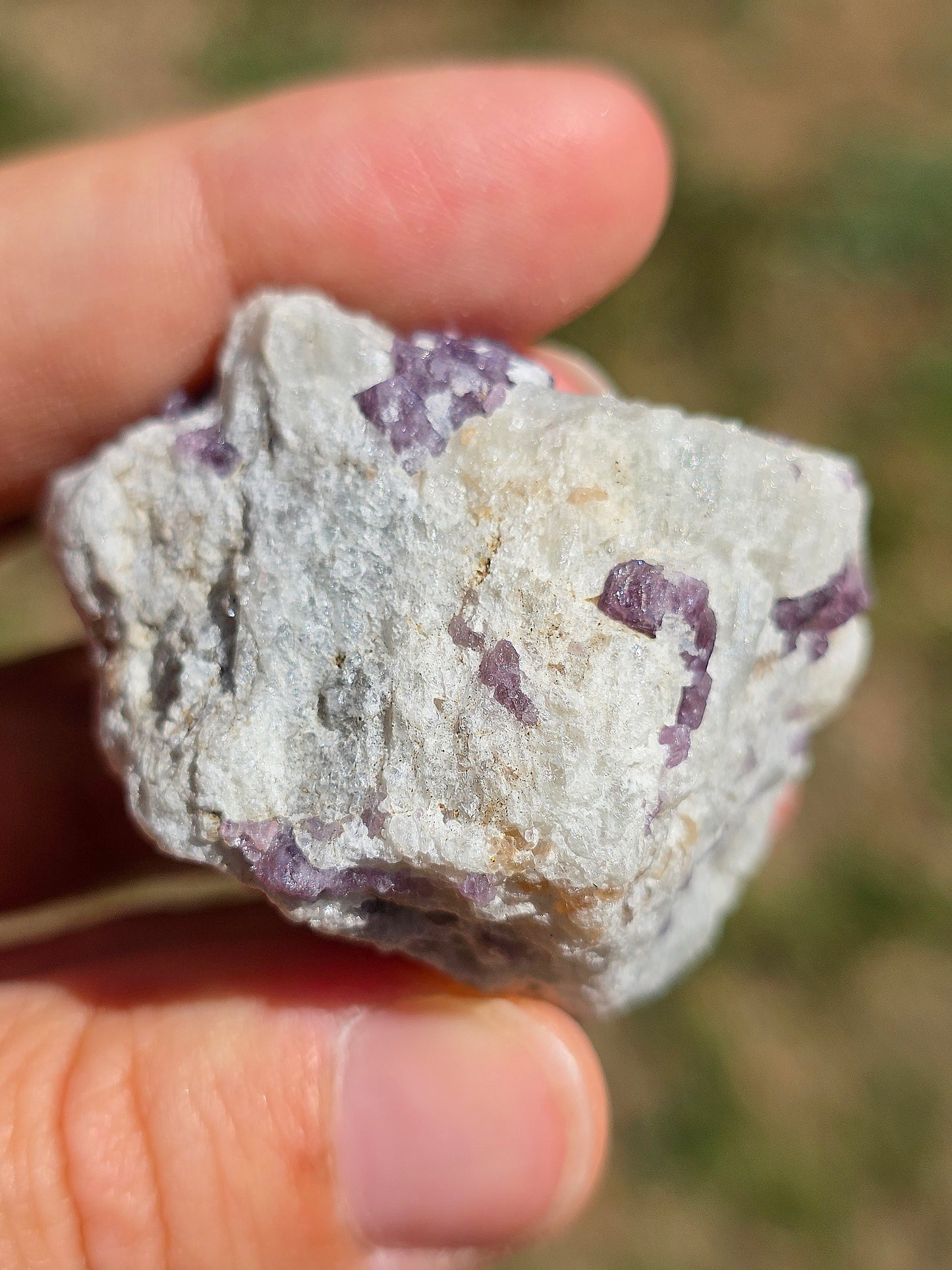 Spinelle violet brute sur sa gangue de Calcite blanche