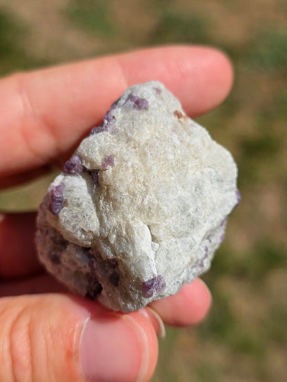 Spinelle violet brute sur sa gangue de Calcite blanche