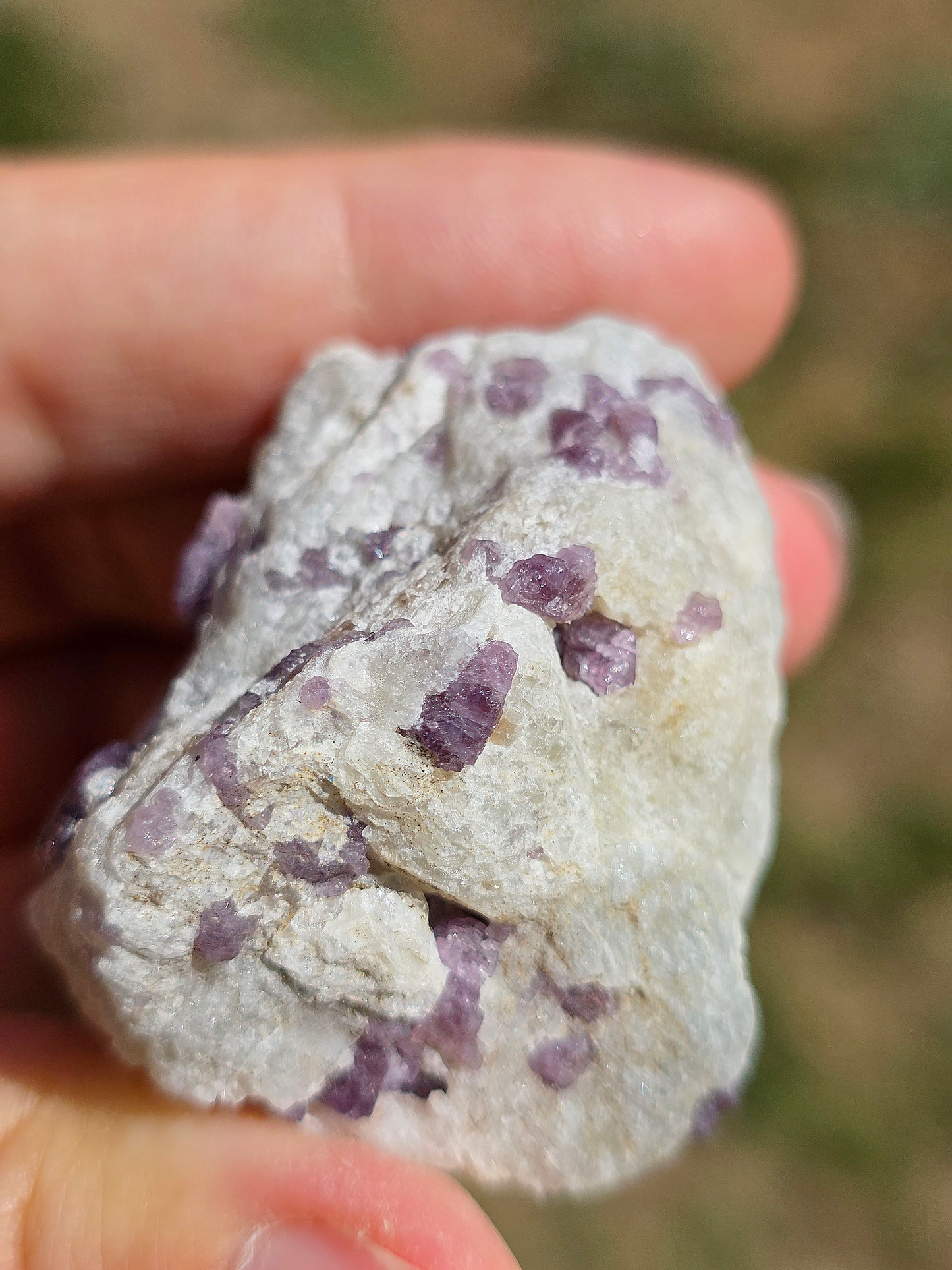 Spinelle violet brute sur sa gangue de Calcite blanche