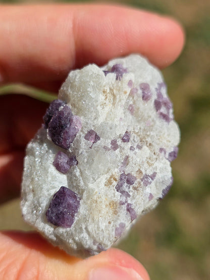 Spinelle violet brute sur sa gangue de Calcite blanche