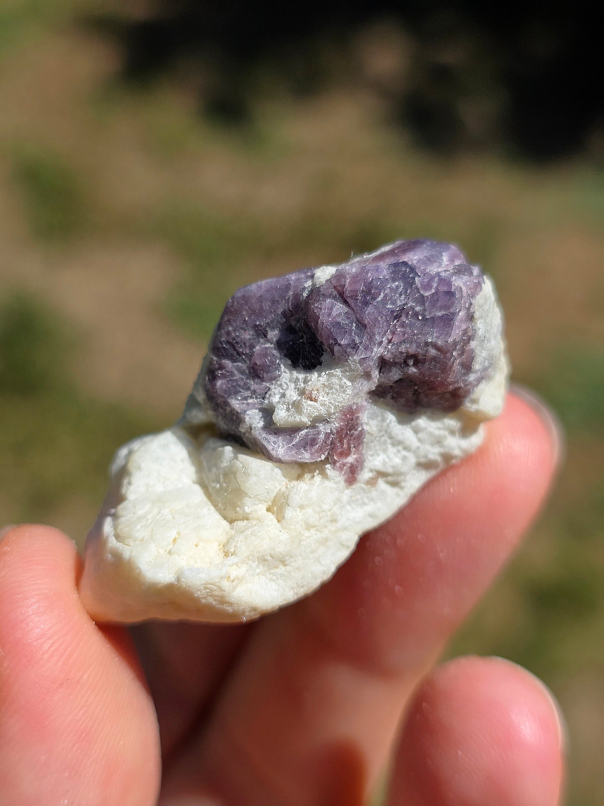 Spinelle violet brut sur sa gangue de Calcite blanche
