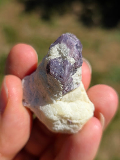 Spinelle violet brut sur sa gangue de Calcite blanche