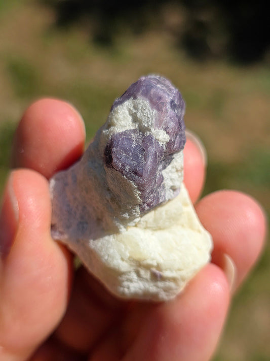 Spinelle violet brut sur sa gangue de Calcite blanche