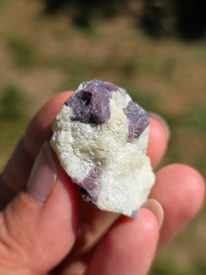 Spinelle violet brut sur sa gangue de Calcite blanche