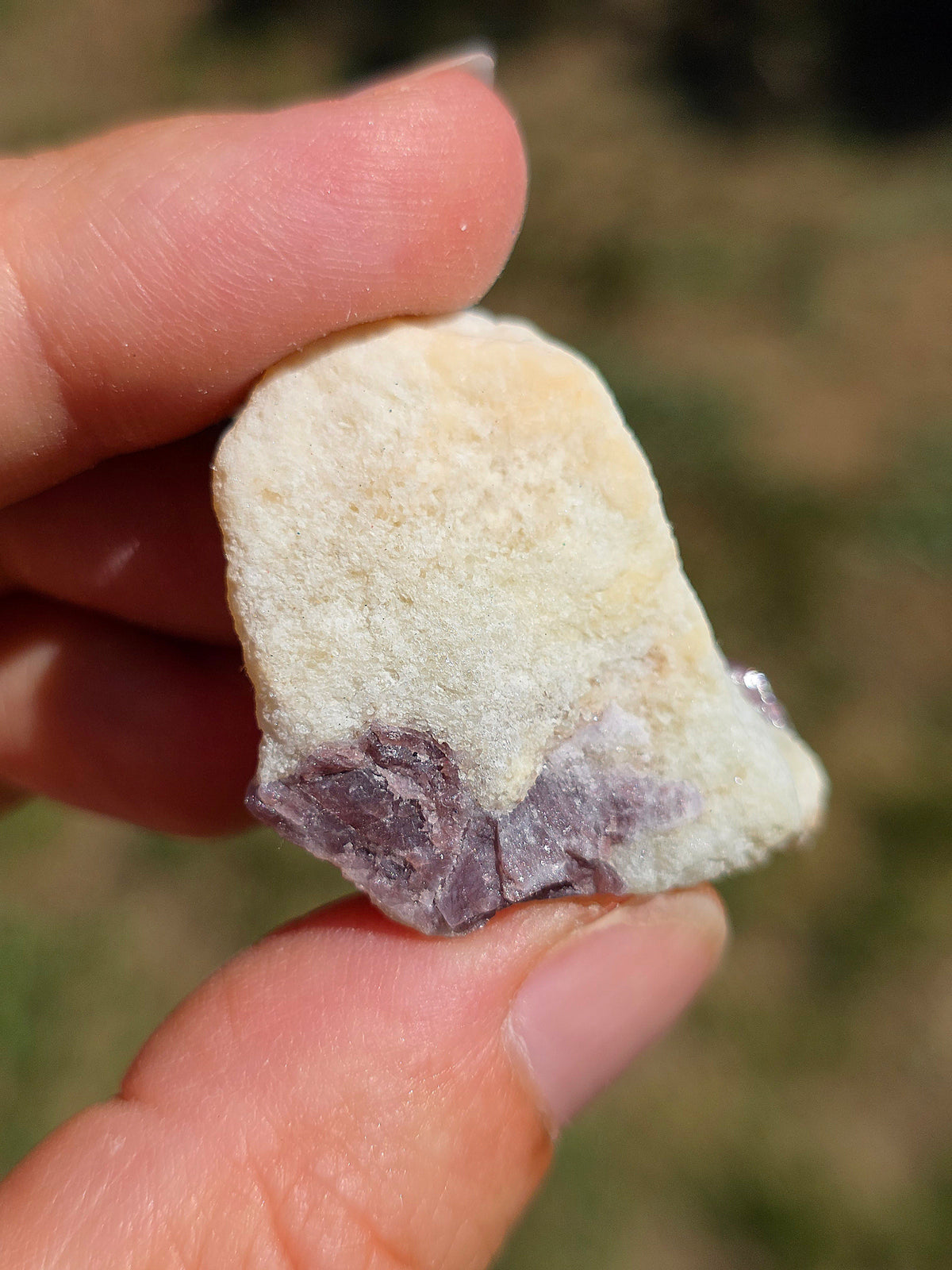 Spinelle violet brut sur sa gangue de Calcite blanche