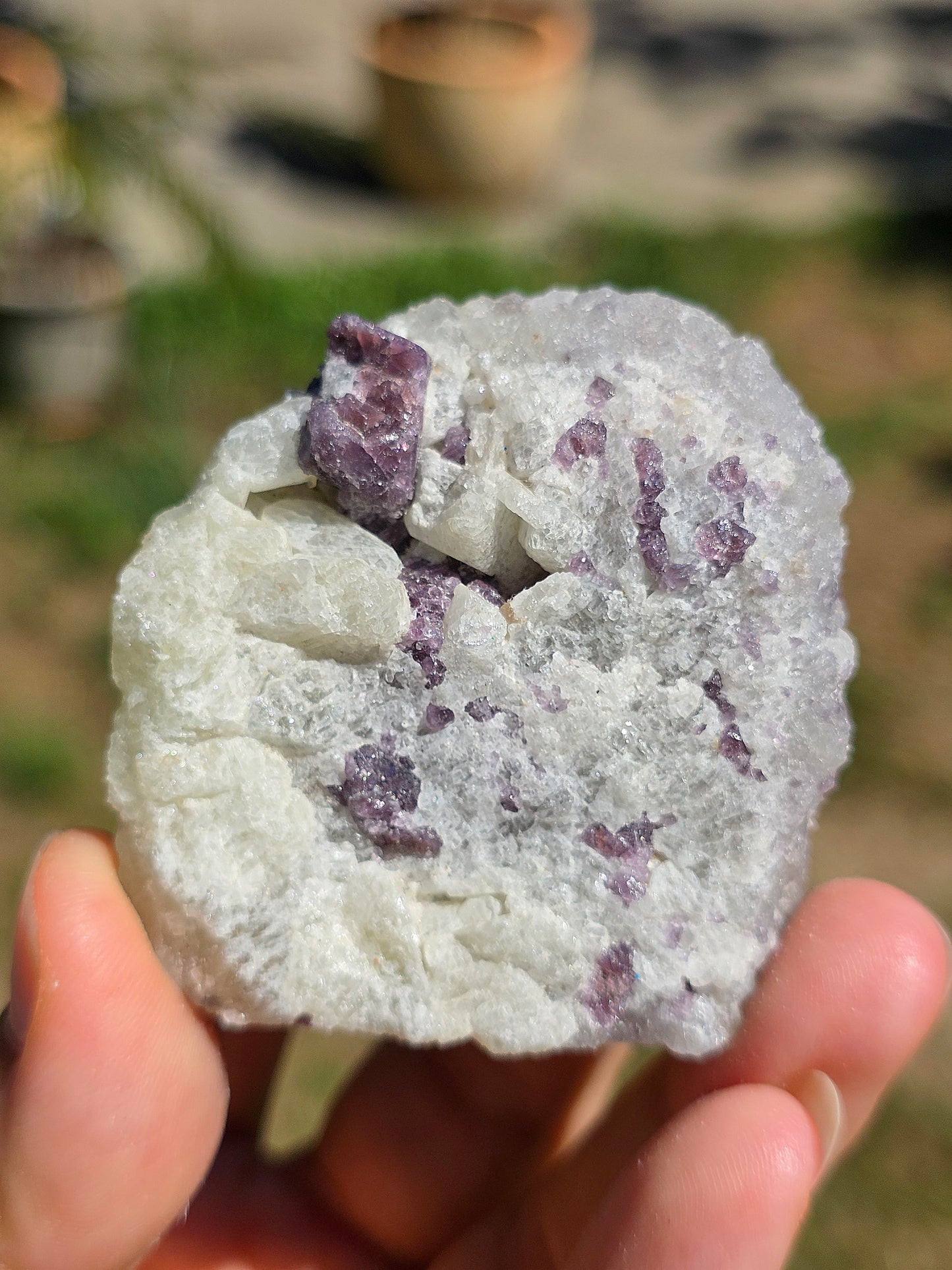 petite géode de Spinelle violet brut sur Calcite blanche