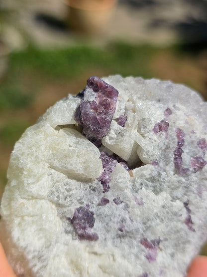 petite géode de Spinelle violet brut sur Calcite blanche