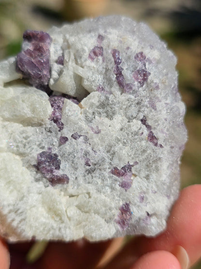 petite géode de Spinelle violet brut sur Calcite blanche