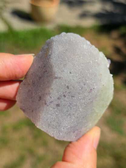 petite géode de Spinelle violet brut sur Calcite blanche