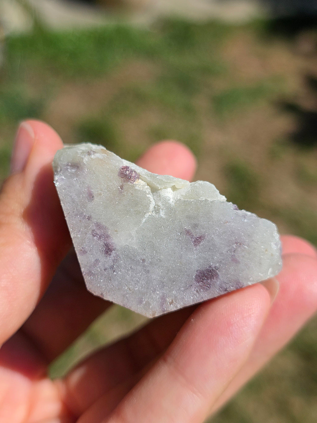 petite géode de Spinelle violet brut sur Calcite blanche