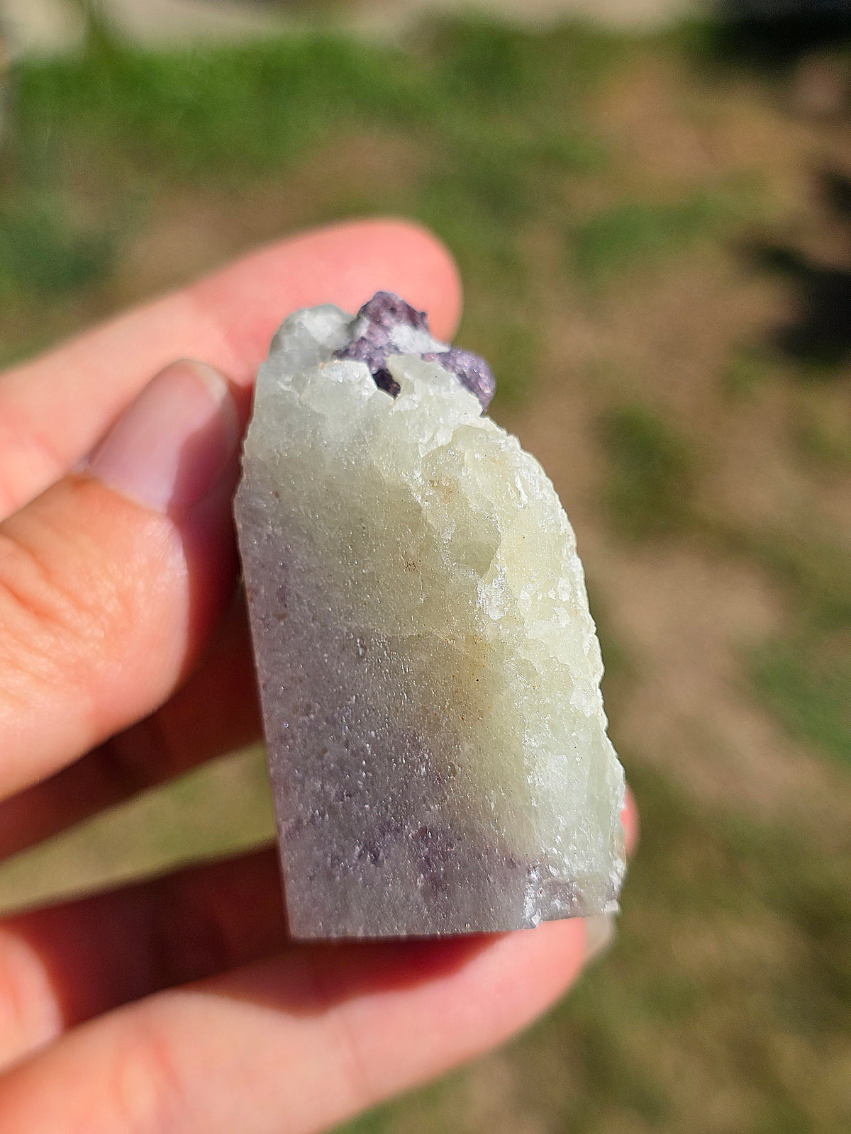 petite géode de Spinelle violet brut sur Calcite blanche