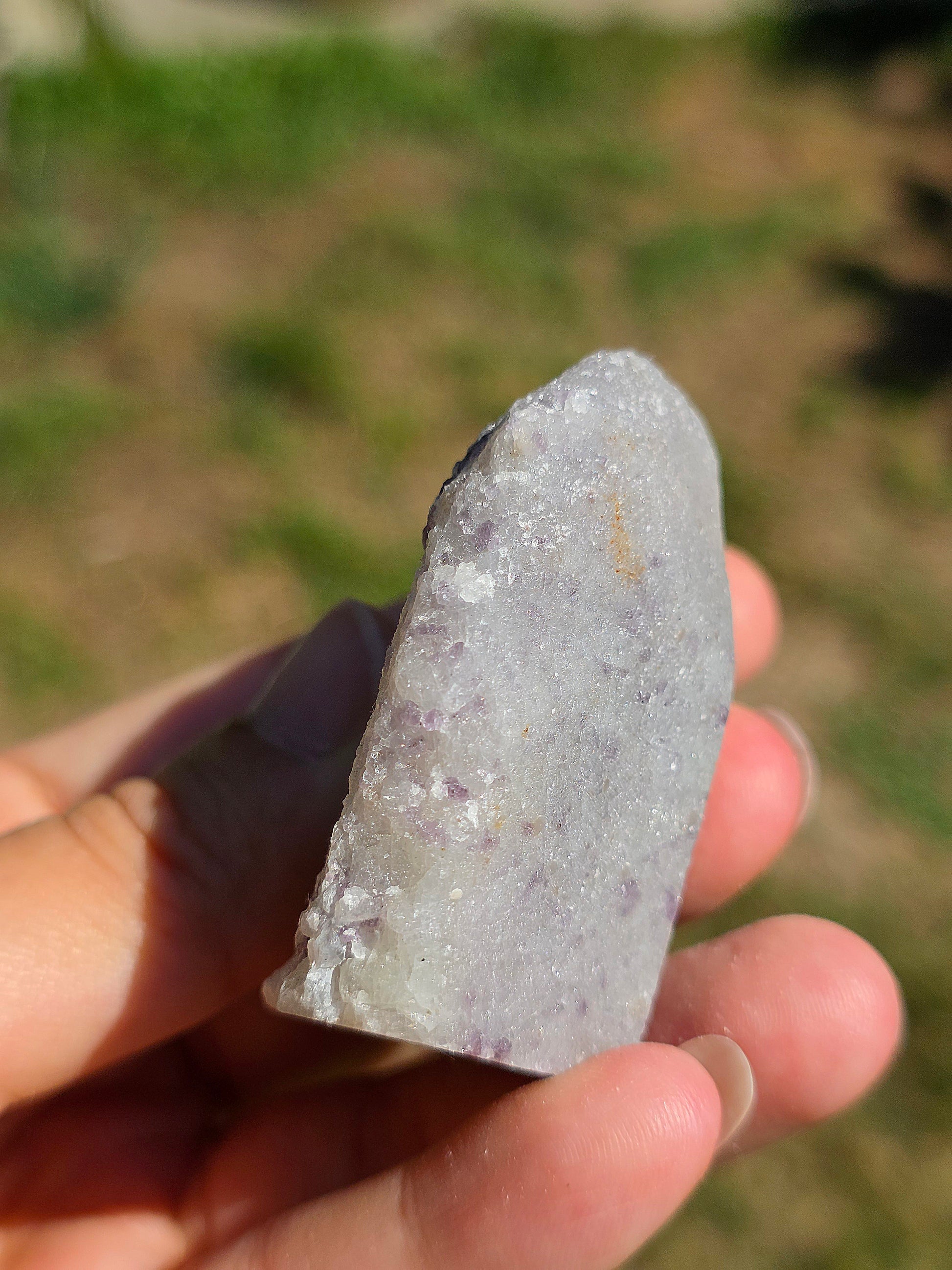 petite géode de Spinelle violet brut sur Calcite blanche