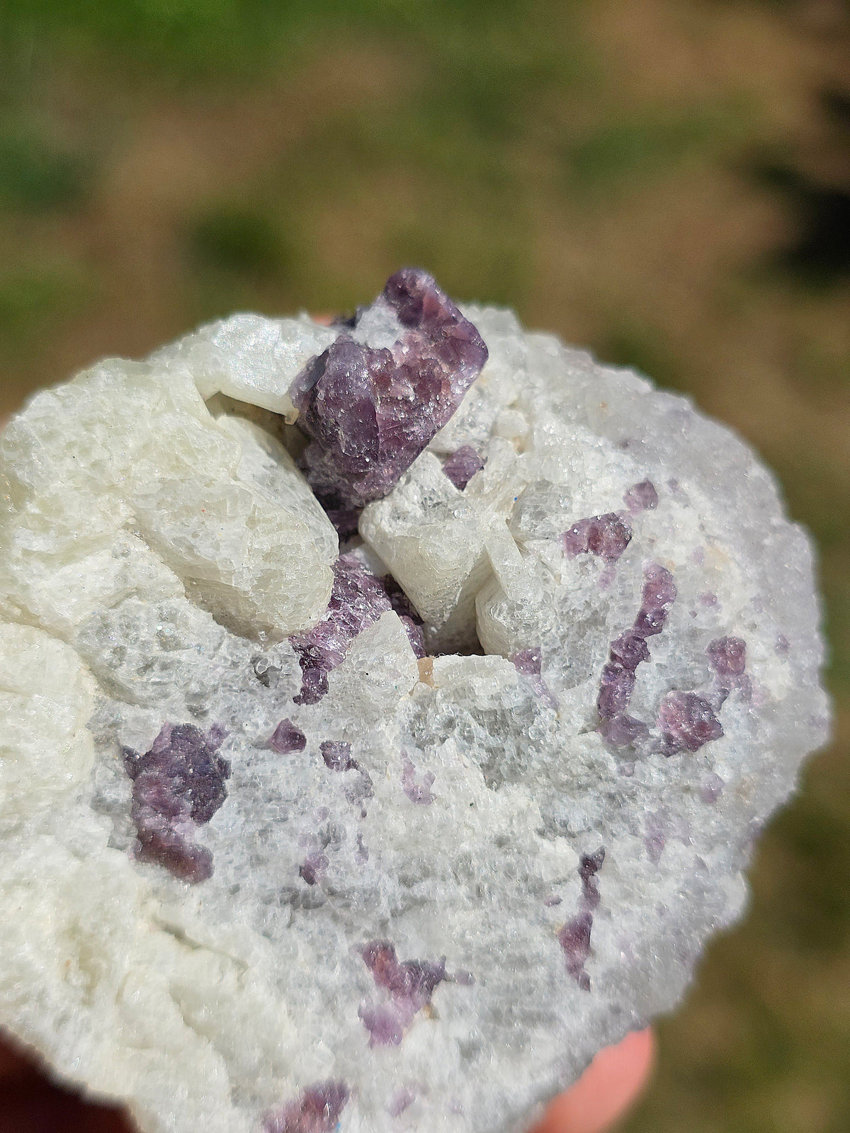 petite géode de Spinelle violet brut sur Calcite blanche