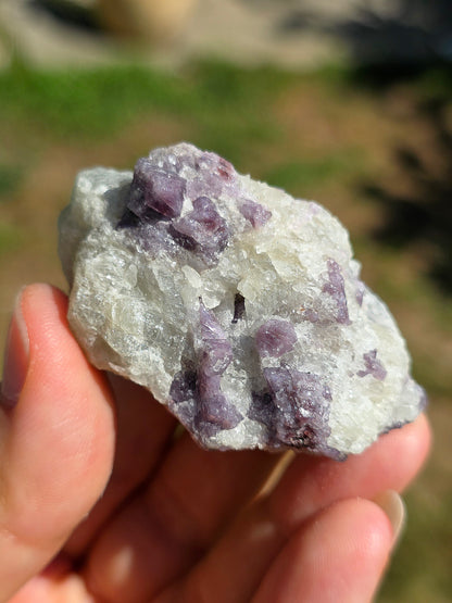Spinelle violet brut sur Calcite blanche