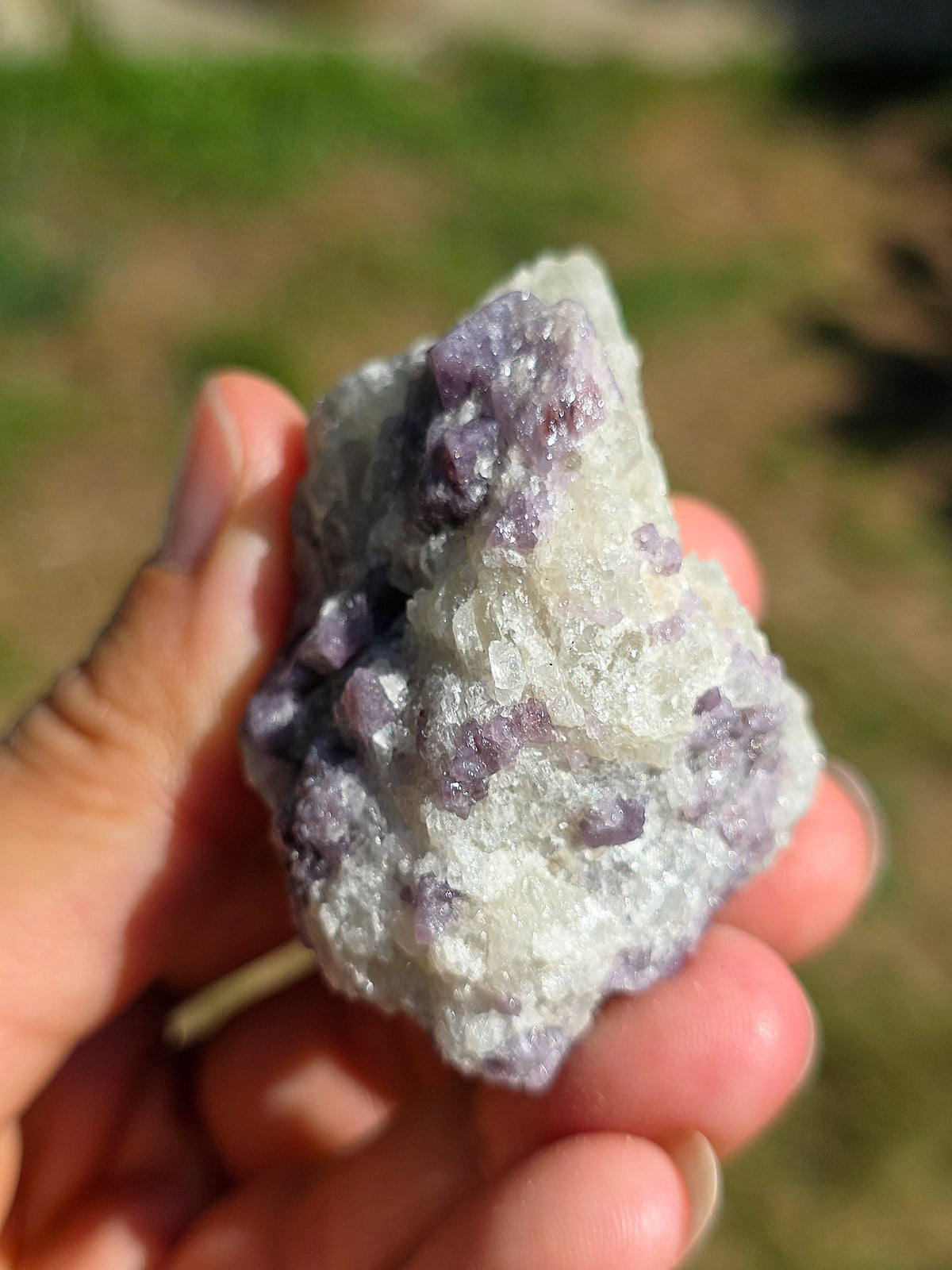 Spinelle violet brut sur Calcite blanche