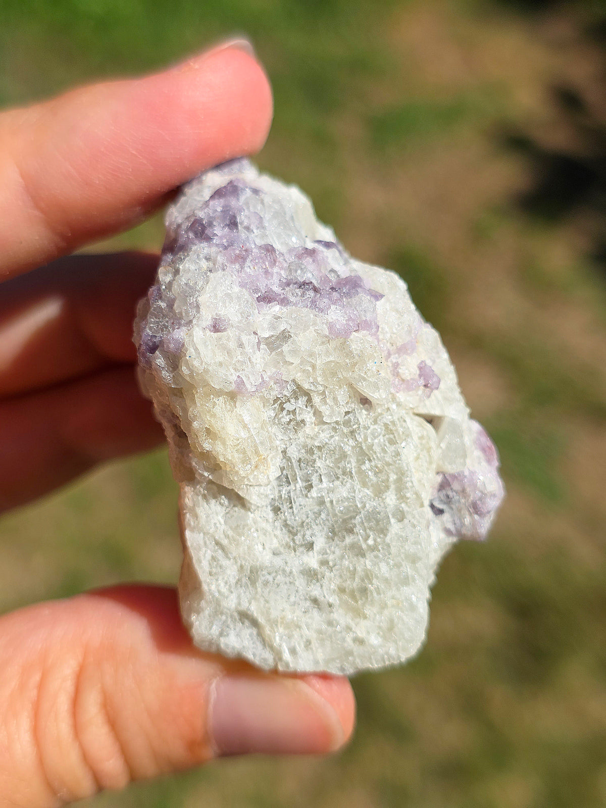 Spinelle violet brut sur Calcite blanche