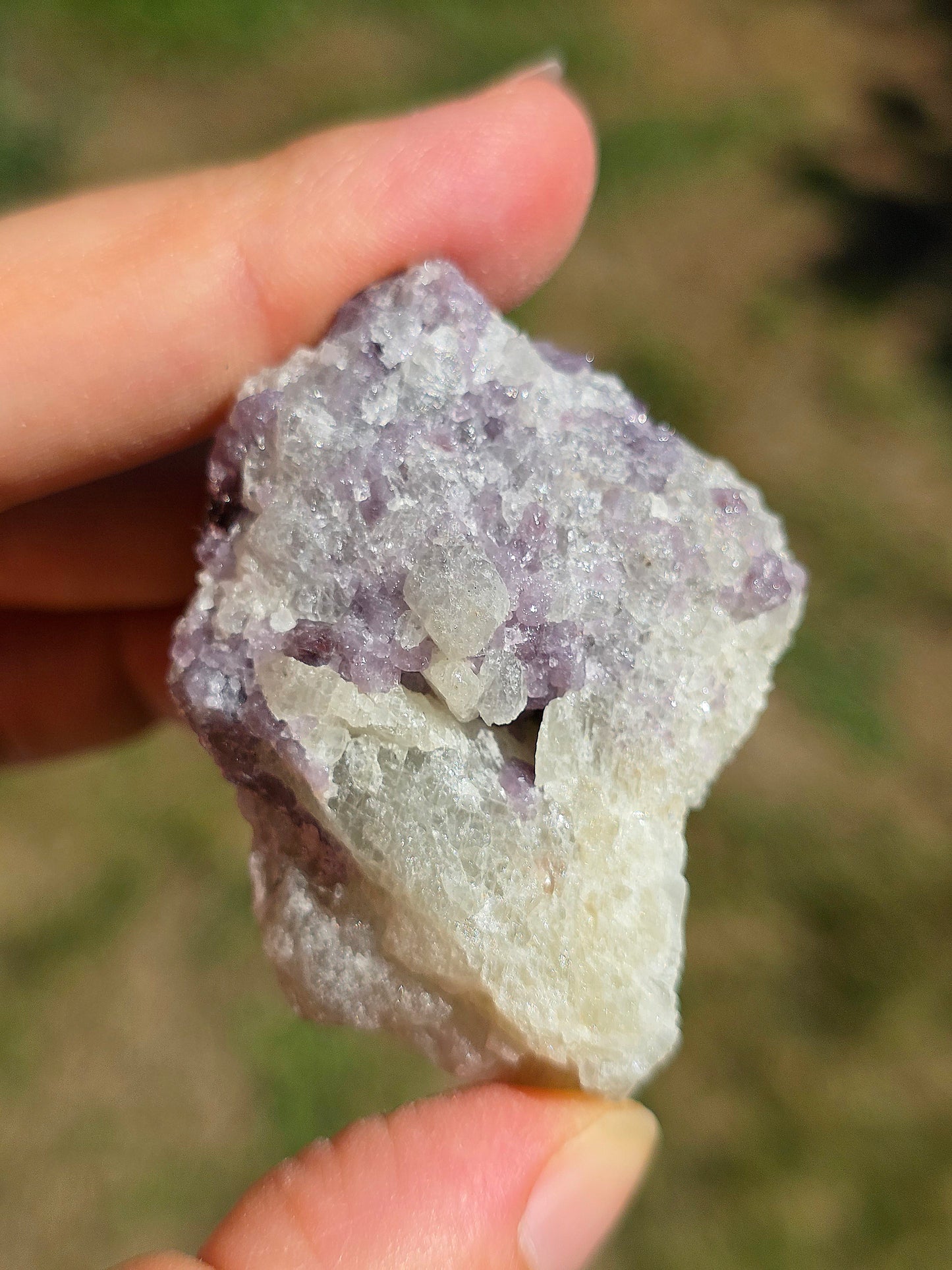 Spinelle violet brut sur Calcite blanche