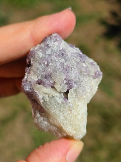 Spinelle violet brut sur Calcite blanche