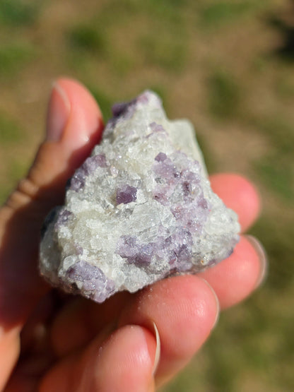 Spinelle violet brut sur Calcite blanche