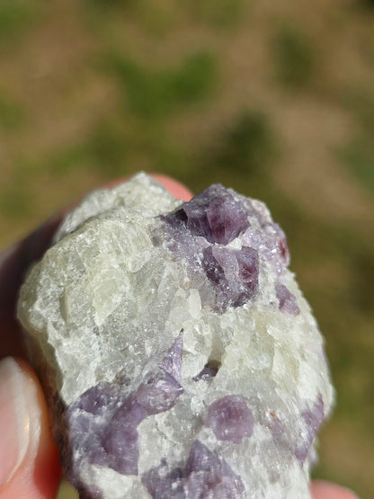 Spinelle violet brut sur Calcite blanche
