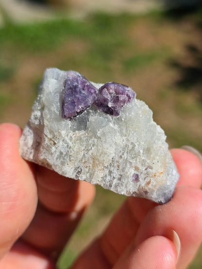 Spinelle violet brut sur Calcite blanche