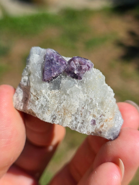 Spinelle violet brut sur Calcite blanche