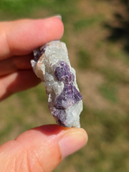 Spinelle violet brut sur Calcite blanche
