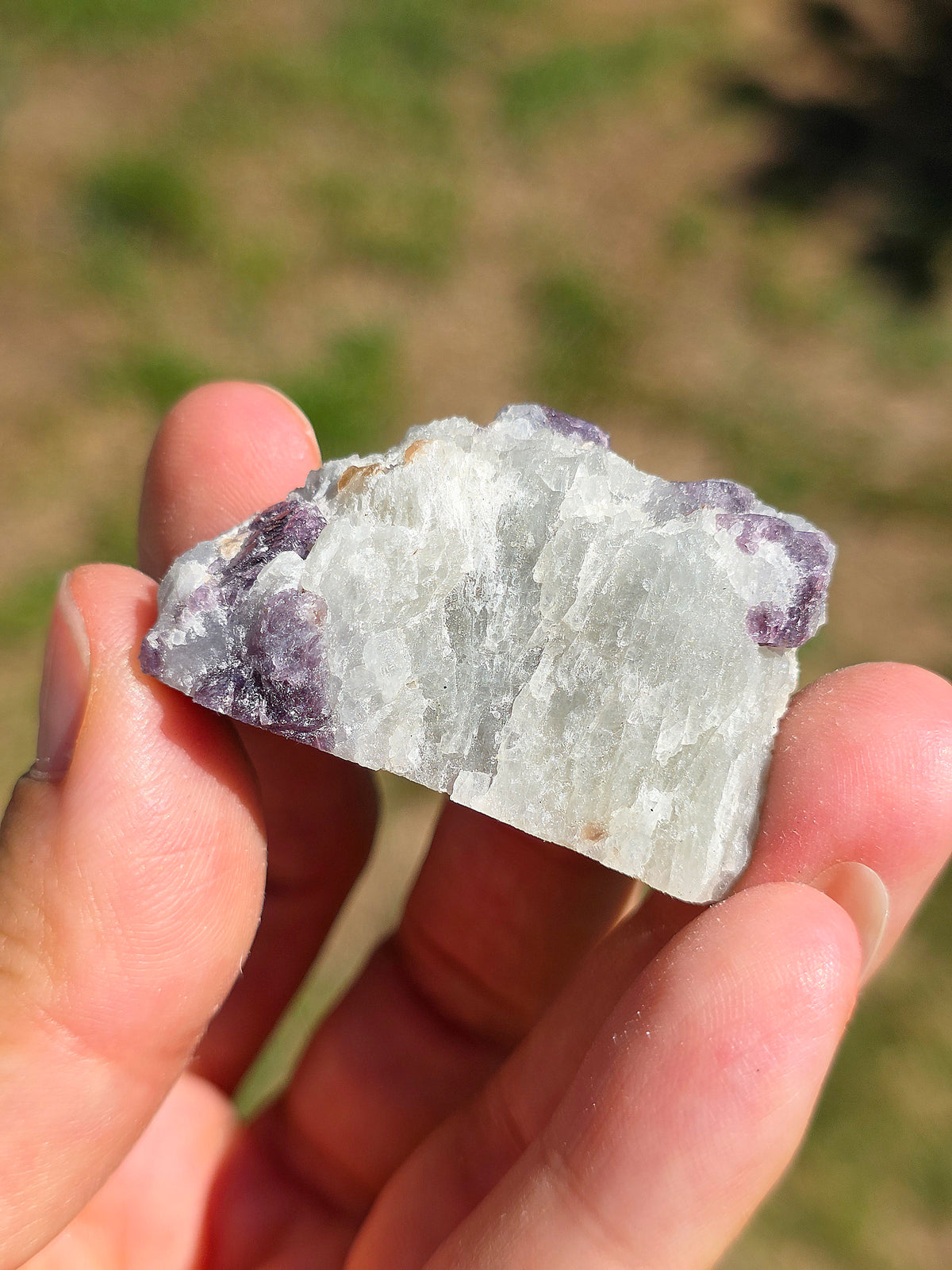 Spinelle violet brut sur Calcite blanche