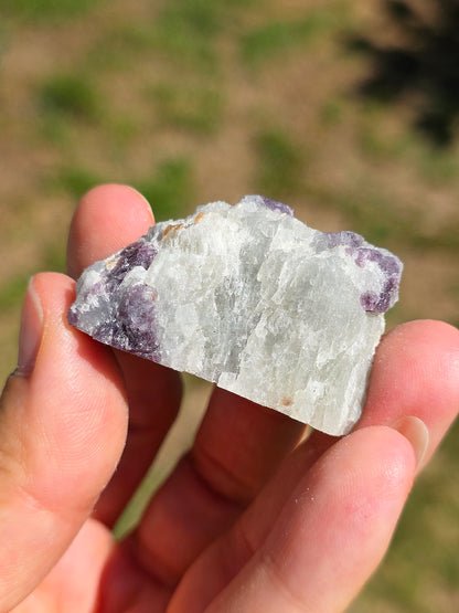 Spinelle violet brut sur Calcite blanche
