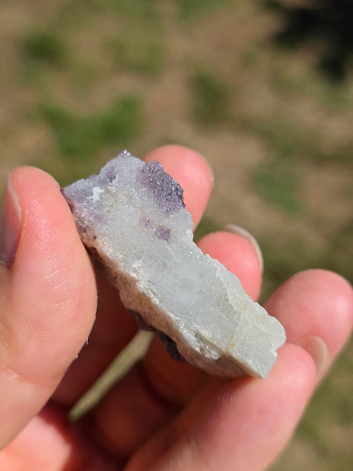 Spinelle violet brut sur Calcite blanche