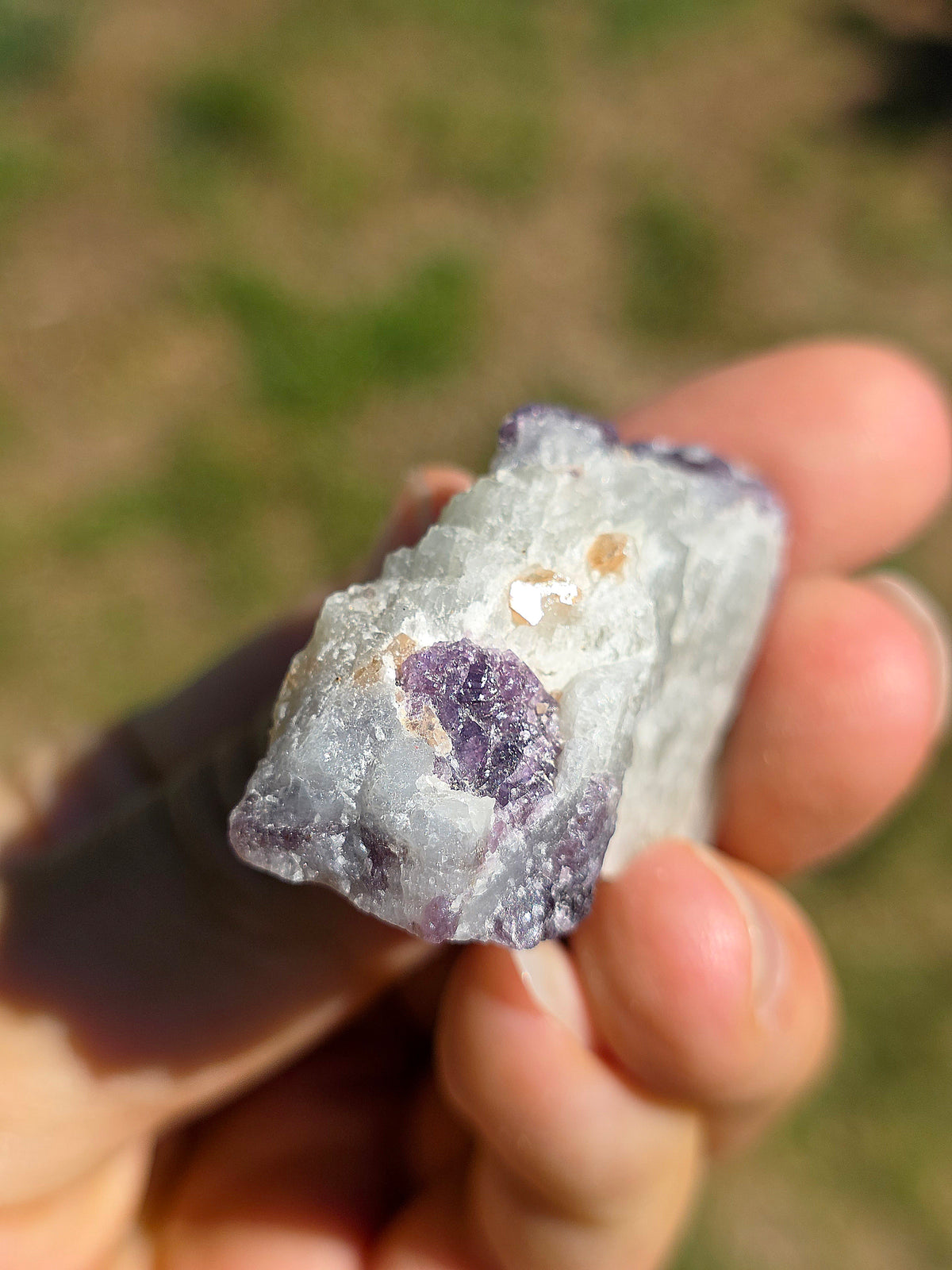 Spinelle violet brut sur Calcite blanche