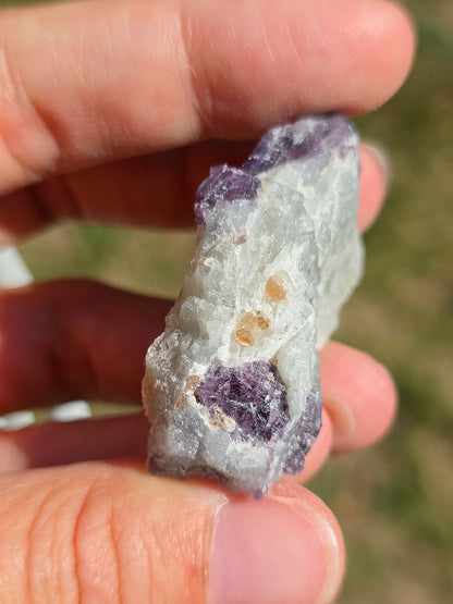 Spinelle violet brut sur Calcite blanche