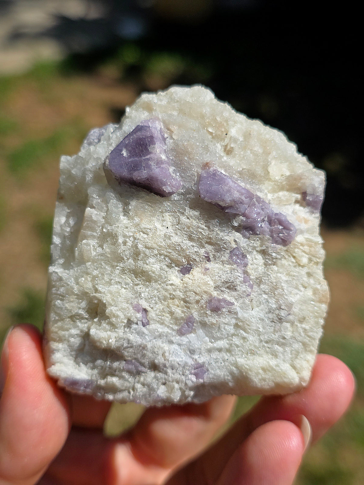 petite géode de Spinelle violet brut sur Calcite blanche
