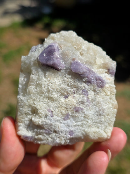 petite géode de Spinelle violet brut sur Calcite blanche