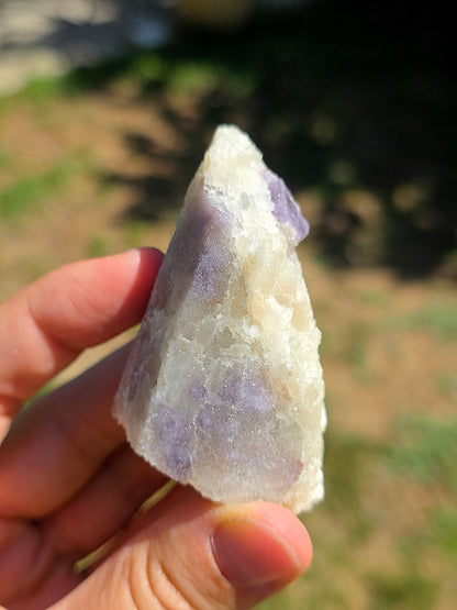 petite géode de Spinelle violet brut sur Calcite blanche