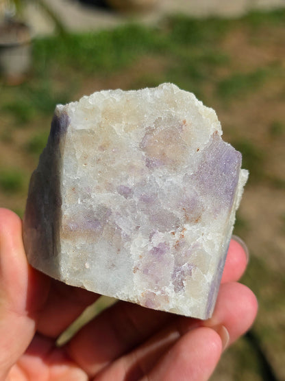 petite géode de Spinelle violet brut sur Calcite blanche