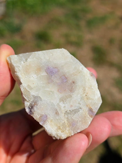petite géode de Spinelle violet brut sur Calcite blanche